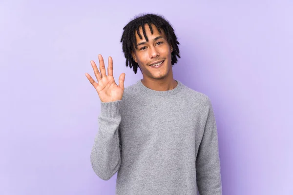 幸せな表情で手で紫色の背景塩漬けに隔離された若いアフリカ系アメリカ人男性 — ストック写真