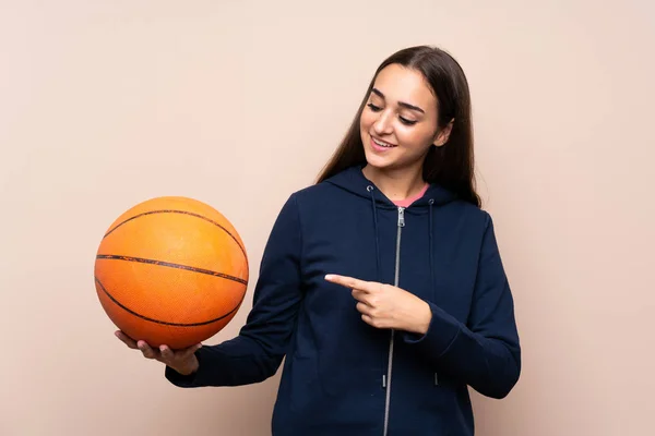 Jovem Mulher Sobre Fundo Isolado Com Bola Basquete Apontando — Fotografia de Stock