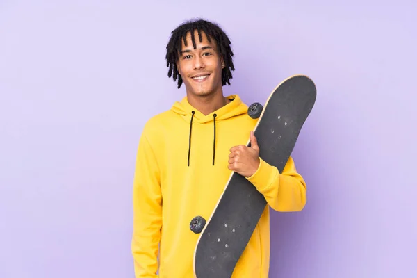 Handsome Young Skater Man Isolated Wall Smiling Lot — Stock Photo, Image