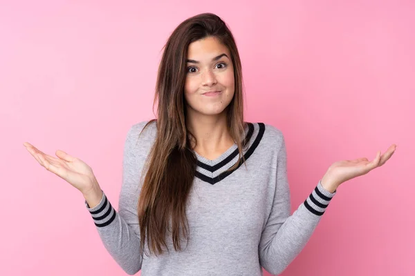 Teenager Mädchen Über Isoliertem Rosa Hintergrund Mit Zweifeln Mit Verwirrtem — Stockfoto