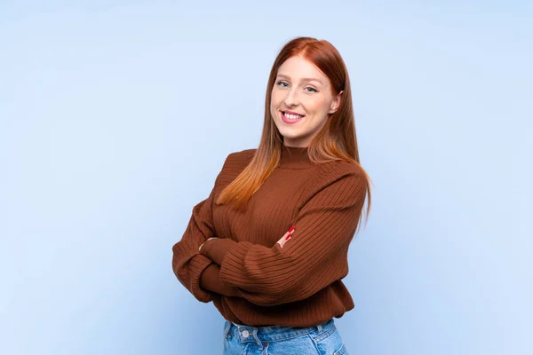 Junge Rothaarige Frau Vor Isoliertem Blauem Hintergrund Mit Verschränkten Armen — Stockfoto