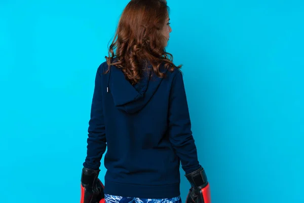 Jeune Femme Sportive Sur Fond Bleu Isolé Avec Gants Boxe — Photo