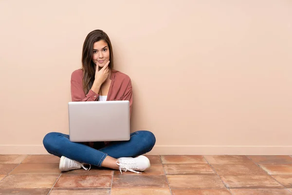 Adolescente Estudiante Chica Sentada Suelo Con Ordenador Portátil Pensando — Foto de Stock