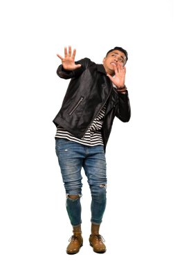 Genç bir adamın, izole edilmiş beyaz arka planda gergin ve korkmuş bir görüntüsü.