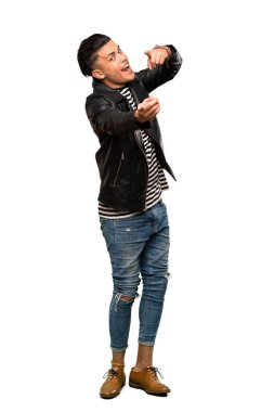 Genç bir adamın uzun bir çekimi izole edilmiş beyaz arka planda gülümserken seni işaret ediyor.