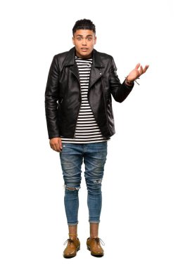 Genç bir adamın izole edilmiş beyaz arka planda şüphe uyandıran uzun bir görüntüsü.