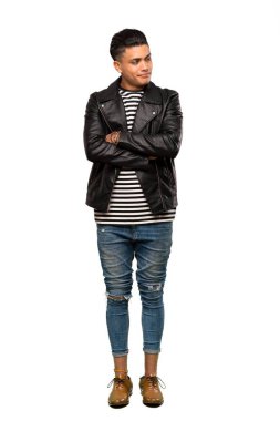 İzole edilmiş beyaz arka planda genç bir adamın tam boy fotoğrafı.