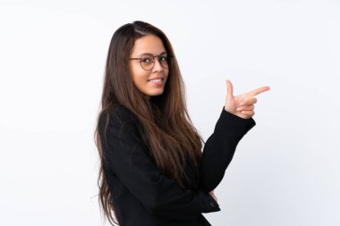 İzole edilmiş beyaz arka planda ceketi olan Brezilyalı genç bir kız.