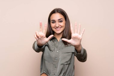 Izole arka plan üzerinde genç kız parmakları ile sekiz sayma