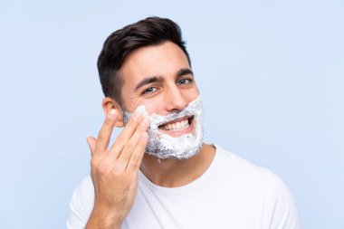 Genç yakışıklı adam izole arka plan üzerinde sakalTıraş