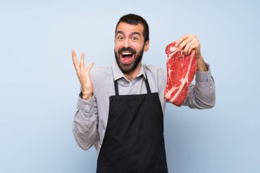 Şef çiğ et tutan çok gülümsüyor