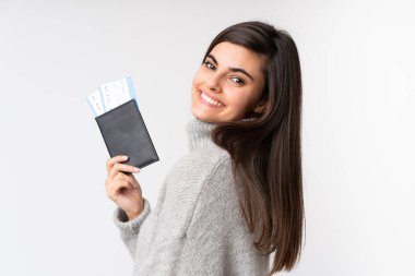 Pasaportu olan genç bir kadın.