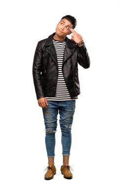 İzole edilmiş beyaz arka plan üzerinden intihar jesti yapan genç bir adamın tam boy fotoğrafı.