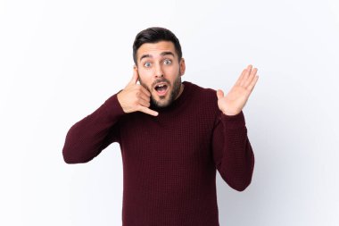 Sakallı yakışıklı bir genç, soyutlanmış beyaz bir geçmişi var.