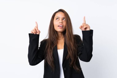 İzole edilmiş beyaz arka planda ceketi olan genç Brezilyalı kız işaret parmağıyla işaret etmek harika bir fikir.