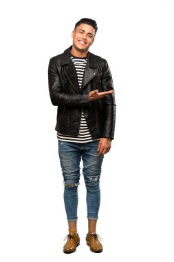 Genç bir adamın izole edilmiş beyaz arkaplana gülümserken bir fikir sunarken tam boy fotoğrafı.