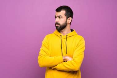 Sarı kazaklı yakışıklı adam portresi