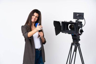 Muhabir kadın mikrofon tutuyor ve izole edilmiş beyaz arka planda size işaret ediyor.