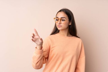 İzole edilmiş arka plan üzerinde genç bir kız şeffaf ekrana dokunuyor