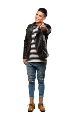 İzole edilmiş beyaz arka planda iyi bir anlaşma yaptığı için tokalaşan genç bir adamın tam boy fotoğrafı.