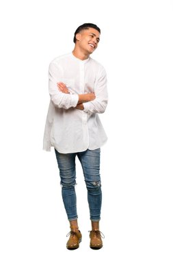 Genç bir adamın izole edilmiş beyaz arka planda mutlu ve gülümserken uzun bir fotoğrafı.