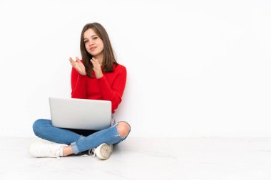 Polisle çalışan hassas kız, beyaz arka planda izole edilmiş bir konferansta sunumdan sonra alkışlıyor.