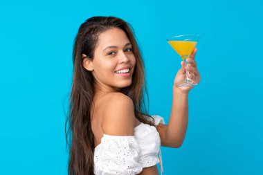 Yaz tatilinde genç bir kadın izole edilmiş mavi arka planda.