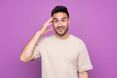 Soyutlanmış mor bir geçmişi olan genç yakışıklı bir adam bir şeyi fark etti ve çözüme ulaşmaya çalışıyor.