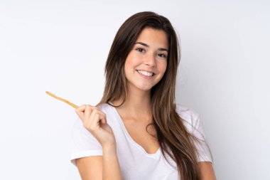 Diş fırçasıyla izole edilmiş geçmişi olan genç bir kız.