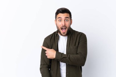 Sakallı yakışıklı bir genç, soyutlanmış beyaz bir geçmişi var.