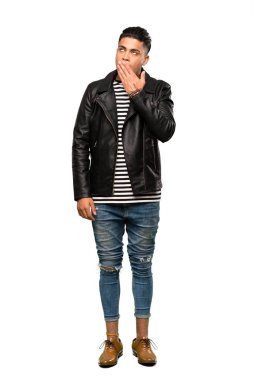 Gencecik bir adamın esnediği ve geniş ağzını kapadığı, elleri izole edilmiş beyaz arka planı olan bir fotoğraf.