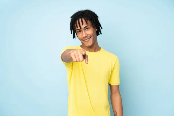 Junger Afrikanisch Amerikanischer Mann Auf Blauem Hintergrund Zeigt Mit Selbstbewusstem — Stockfoto