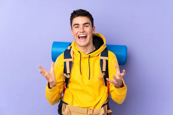 Adolescent Caucasien Alpiniste Homme Avec Grand Sac Dos Isolé Sur — Photo