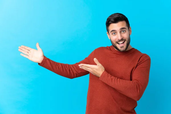 Joven Hombre Guapo Con Barba Sobre Fondo Azul Aislado Extendiendo — Foto de Stock