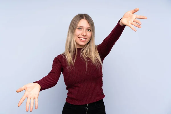 Jeune Femme Blonde Sur Fond Bleu Isolé Présentant Invitant Venir — Photo