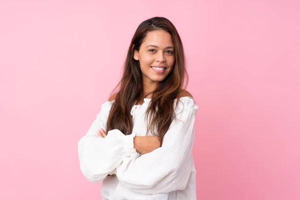 Young Brazilian Girl Isolated Pink Background Arms Crossed Happy — ストック写真