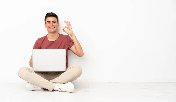 Teenager Man Sitting Flor His Laptop Showing Sign Fingers — Stock Photo, Image