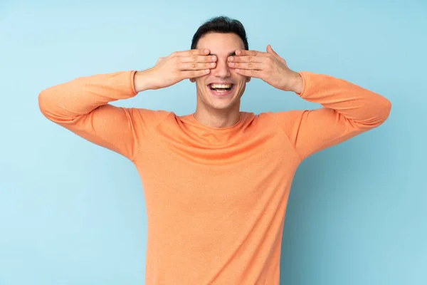 Jovem Caucasiano Bonito Homem Isolado Fundo Azul Cobrindo Olhos Por — Fotografia de Stock