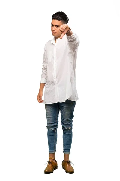 孤立した白い背景の上に負の式を持つ親指を示す若い男の完全な長さのショット — ストック写真