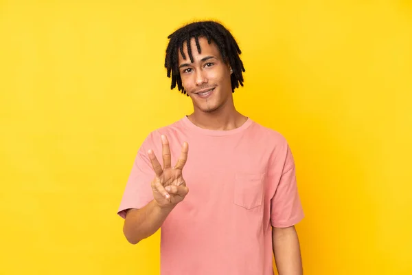 Sarı Arka Planda Izole Edilmiş Genç Afrikalı Amerikalı Mutlu Parmaklarıyla — Stok fotoğraf