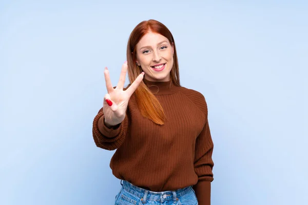 Mulher Ruiva Jovem Sobre Fundo Azul Isolado Feliz Contando Três — Fotografia de Stock