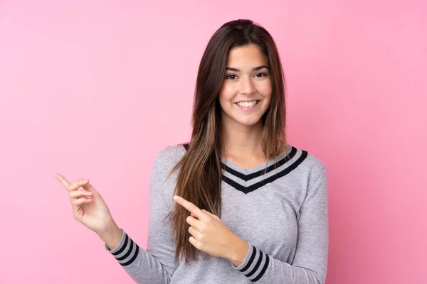 Teenager Mädchen Über Isoliertem Rosa Hintergrund Zeigt Mit Dem Finger — Stockfoto