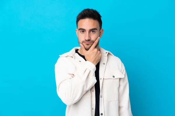 Joven Hombre Guapo Sobre Fondo Azul Aislado Pensando Una Idea — Foto de Stock