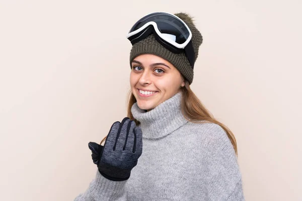 Teenager Skifahrerin Mit Snowboardbrille Über Isoliertem Hintergrund Die Einlädt Mit — Stockfoto