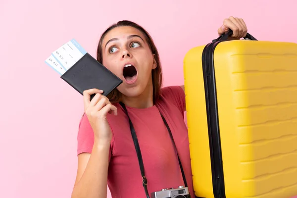 Дівчина-підліток з паспортом і квитком над ізольованим спиною — стокове фото