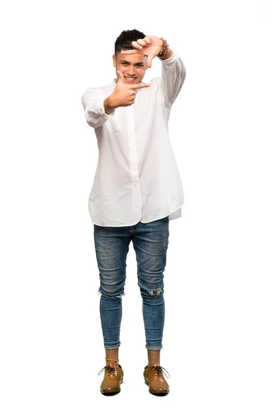 Полнометражный Снимок Молодого Человека Сосредоточенным Лицом Символ Обрамления Изолированном Белом — стоковое фото