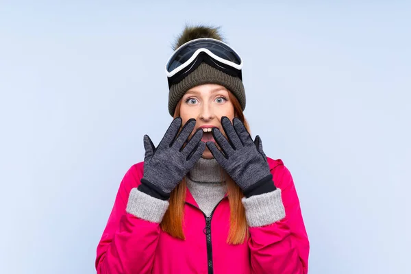 Skier Ruda Kobieta Okularami Snowboardowymi Odizolowanej Niebieskiej Ścianie Zaskakującym Wyrazem — Zdjęcie stockowe
