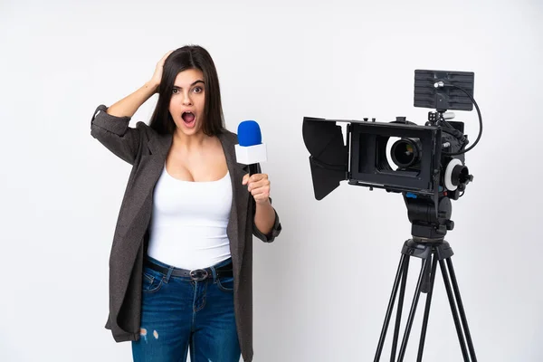 Mulher Repórter Segurando Microfone Relatando Notícias Sobre Fundo Branco Isolado — Fotografia de Stock