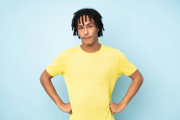 Joven Africano Americano Hombre Aislado Azul Fondo Enojado —  Fotos de Stock