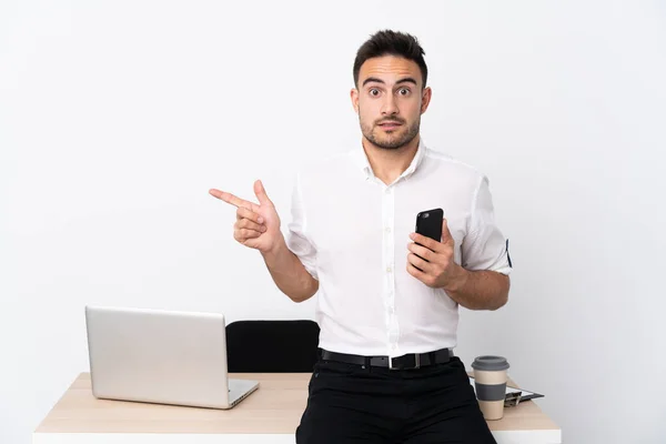 Junger Geschäftsmann Mit Handy Arbeitsplatz Zeigt Auf Die Quereinsteiger Die — Stockfoto